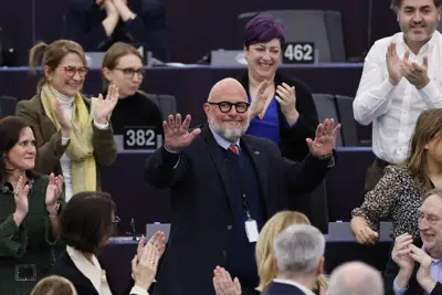El eurodiputado de Luxemburgo Marc Angel, en el centro, reacciona tras ser elegido vicepresidente del Parlamento Europeo, el 18 de enero de 2023 en Estrasburgo, en el este de Francia. (AP Foto/Jean-Francois Badias)