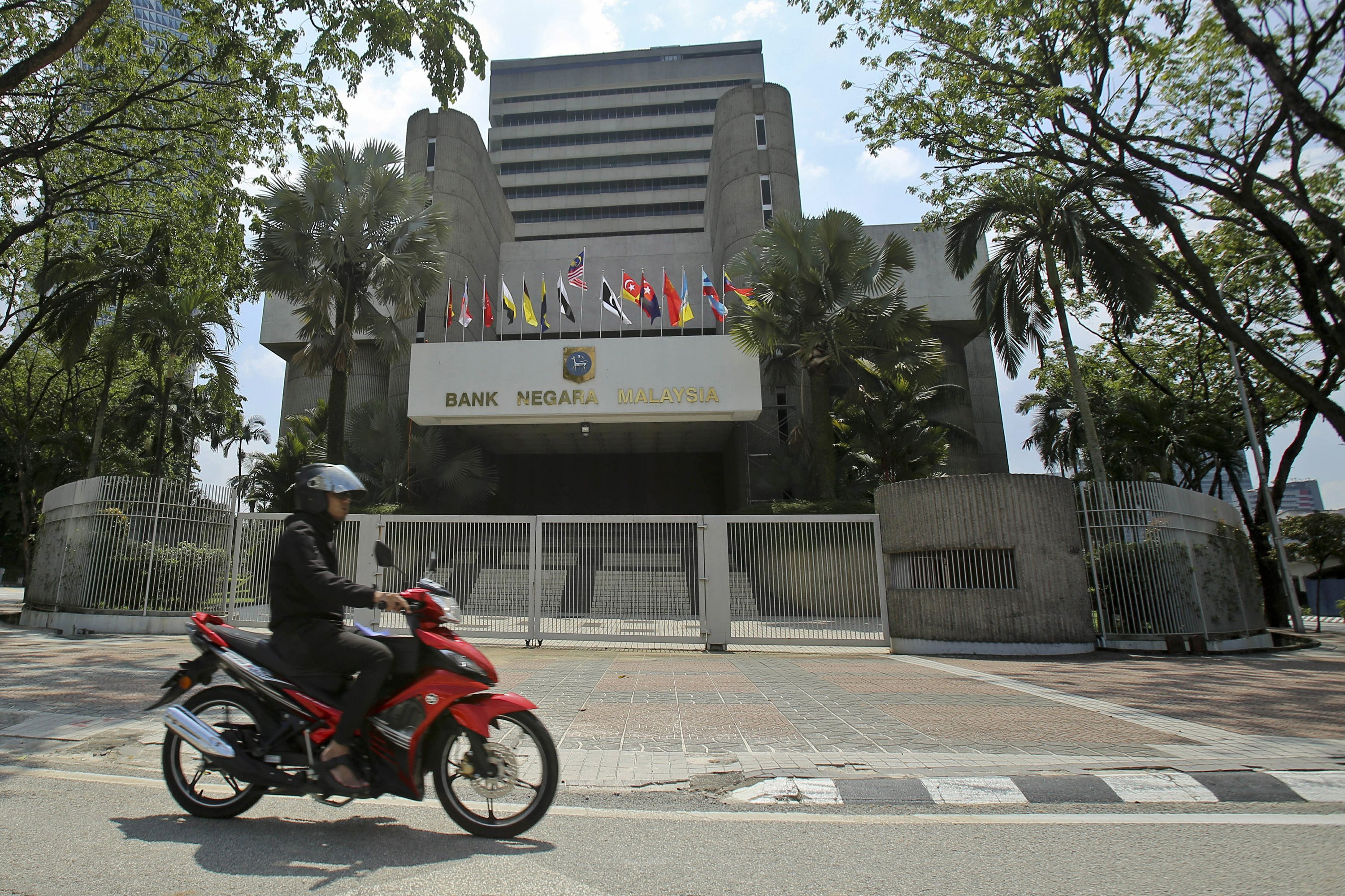 Malaysian Central Bank Cuts Key Rate To Counter Slowdown