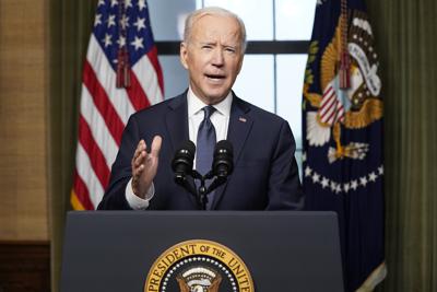 ARCHIVO - En esta fotografía de archivo del 14 de abril de 2021, el presidente Joe Biden habla en la Casa Blanca acerca del retiro de las tropas estadounidenses restantes de Afganistán. (AP Foto/Andrew Harnik, Pool)