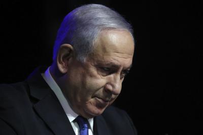 ARCHIVO - En esta foto de archivo del 6 de junio de 2021, el primer ministro israelí Benjamin Netanyahu agradece al sistema de salud su colaboración en la lucha contra el coronavirus, en Jerusalén. ?Qué cambiará con el nuevo gobierno israelí que asumirá el domingo? (AP Foto/Ariel Schalit, File)