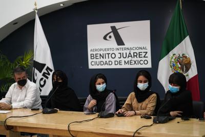 Varias integrantes originales del grupo femenino de robótica de Afganistán, que recibieron amenazas del Talibán, en una conferencia de prensa a su llegada al Aeropuerto Internacional Benito Juárez, el martes 24 de agosto de 2021, en la Ciudad de México. (AP Foto/Eduardo Verdugo)