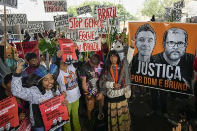 Activistas indígenas protestan en Sao Paulo, Brasil, el sábado 18 de junio de 2022, en una muestra de apoyo al periodista británico Dom Phillips y al experto indígena Bruno Pereira, exigiendo a las autoridades que investiguen sus muertes. (AP Foto/Andre Penner)