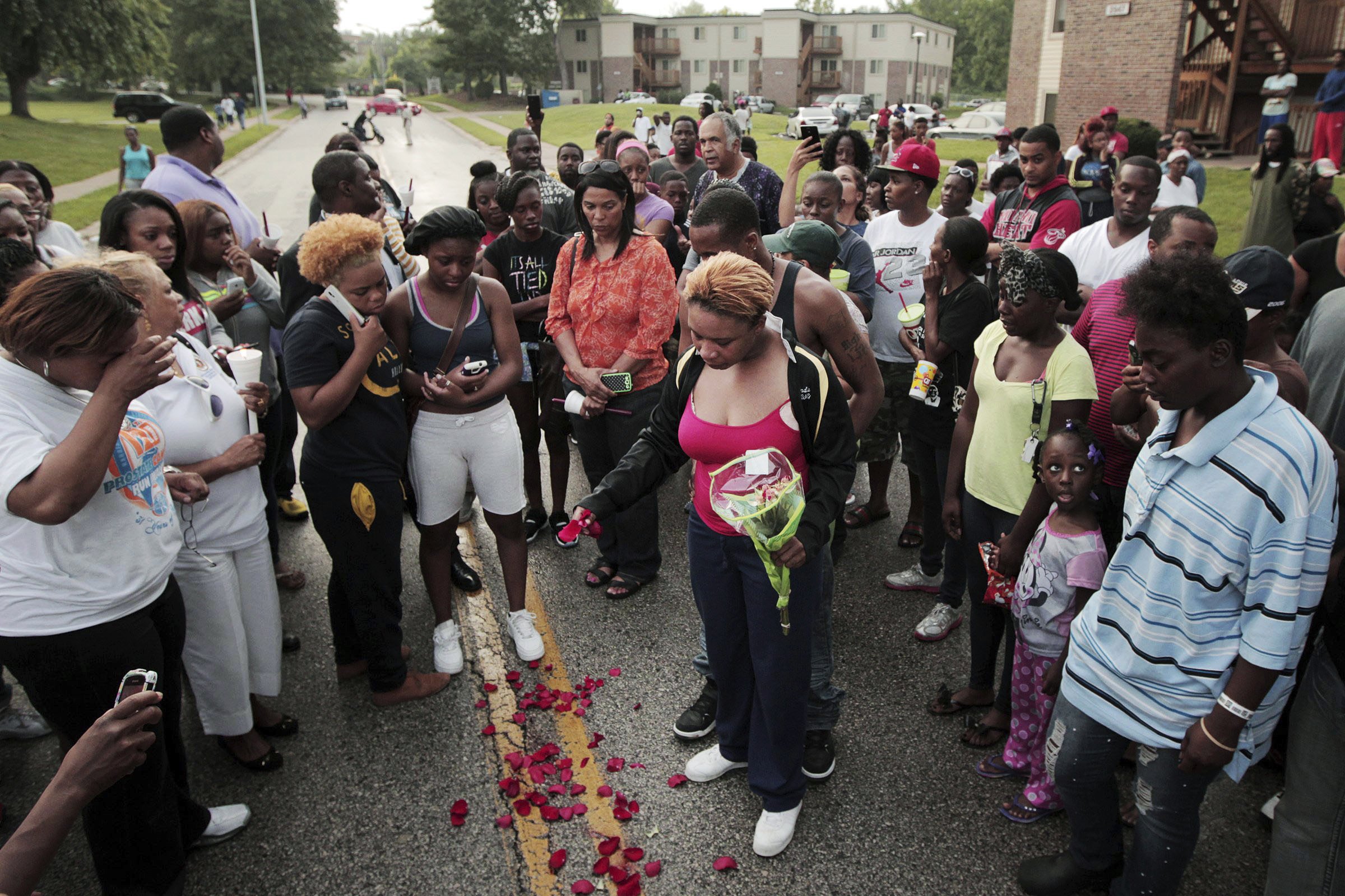 Surveillance shows looting of shoe store near Ferguson night after