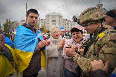 Residentes de Jersón hablan con un soldado ucraniano tras la liberación de esta ciudad de Ucrania de la invasión rusa, el domingo 13 de noviembre de 2022. Foto AP/Efrem Lukatsky)