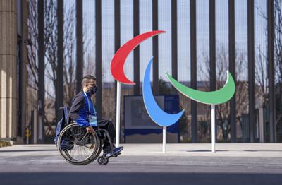 El italiano Matteo Remotti Martini pasa en silla de ruedas por delante del logo paralímpico en la Villa Paralímpica, antes de los Juegos Paralímpicos de Invierno de Beijing 2022, en Beijing, China, el 3 de marzo de 2022. Enfrentados con la amenaza de retiros y una creciente animosidad en la Villa de Deportistas, los organizadores de los Paralímpicos de Invierno revirtieron curso el 3 de marzo y expulsaron a los deportistas de Rusia y Bielorrusia. (Thomas Lovelock/OIS vía AP)