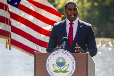 Michael Regan, director de la Agencia de Protección Ambiental de Estados Unidos en un evento en la Universidad Estatal de Carolina del Norte, en in Raleigh, Carolina del Norte, el 18 de octubre de 2021.. (Travis Long/The News & Observer via AP)