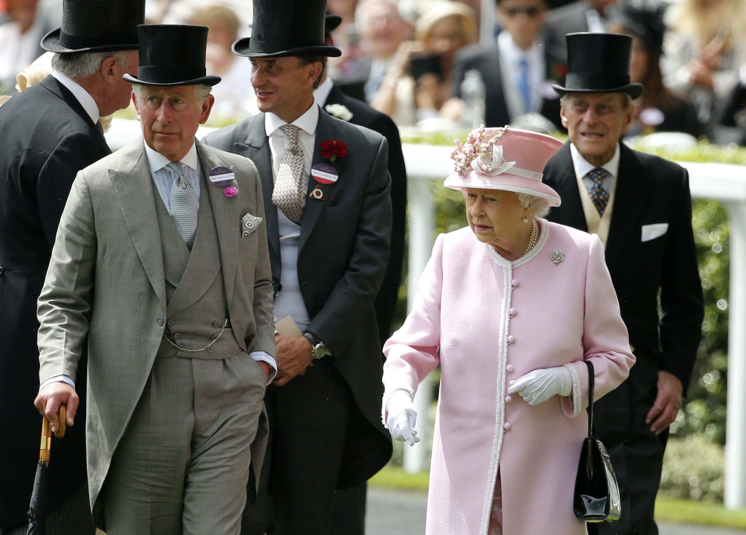 Queen Elizabeth misses Royal Ascot for first time in reign AP News(00)
