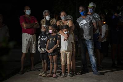 Los residentes asisten a una consulta popular para discutir el borrador de un nuevo Código de Familias en La Habana, Cuba, el viernes 11 de febrero de 2022. (AP Foto/Ramón Espinosa)