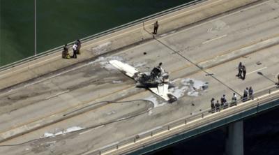 Esta foto proporcionada el sábado 14 de mayo de 2022 por el personal de emergencia WSVN-TV, responde a un accidente de avioneta en Miami. (WSVN-TV vía AP)