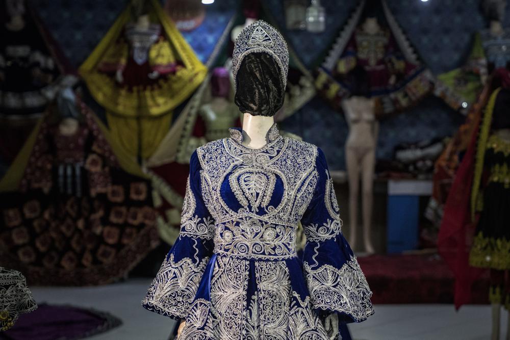 Un maniquí con la cabeza cubierta en una tienda de vestidos para dama, el lunes 26 de diciembre de 2022, en Kabul. En el gobierno del Talibán, los maniquíes de tiendas para dama de toda la capital afgana se han convertido en una visión inquietante, ya que sus cabezas están cubiertas con tela o envueltas con bolsas de plástico negra. Los maniquíes encapuchados son un símbolo del gobierno puritano del Talibán en Afganistán. (AP Foto/Ebrahim Noroozi)