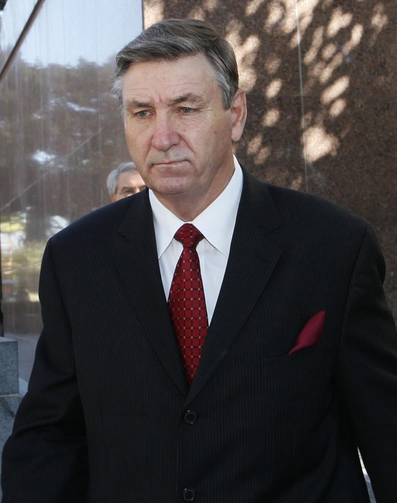 Britney Spears rompió el silencio: "Quiero recuperar mi vida" 2 FILE - Jamie Spears, father of singer Britney Spears, leaves the Stanley Mosk Courthouse on Oct. 24, 2012, in Los Angeles. When Britney Spears speaks to a judge at her own request on Wednesday, June. 23, 2021, she'll do it 13 years into a court-enforced conservatorship that has exercised vast control of her life and money by her father. Spears has said the conservatorship saved her from collapse and exploitation. But she has sought more control over how it operates, and says she wants her father out. (AP Photo/Nick Ut, File)