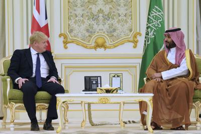 El primer ministro británico, Boris Johnson, a la izquierda, se sienta con Mohammed bin Salman, a la derecha, príncipe heredero de Arabia Saudita antes de una reunión en la Corte Real en Riad, Arabia Saudita, el miércoles 16 de marzo de 2022. Johnson llegó al Golfo para reuniones en los Emiratos Árabes Unidos y Arabia Saudita destinadas a aliviar los precios disparados de la gasolina mientras Occidente lidia con los vientos en contra económicos de la guerra de Rusia en Ucrania. Johnson buscará mayores inversiones en la transición de energía renovable del Reino Unido y formas de asegurar más petróleo para disminuir la dependencia británica de los suministros de energía rusos. (Stefan Rousseau/Foto de la piscina vía AP)