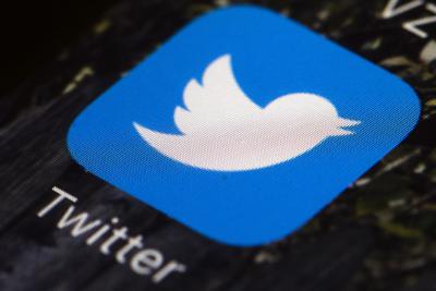 Archivo - El icono de Twitter se muestra en un teléfono móvil en Filadelfia el 26 de abril de 2017. (AP Foto/Matt Rourke, Archivo)