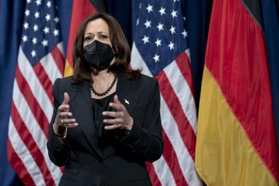 La vicepresidenta estadounidense Kamala Harris habla con la prensa en su hotel después de acudir a la Conferencia Sobre Seguridad, el domingo 20 de febrero de 2022, en Múnich. (AP Foto/Andrew Harnik, Pool)