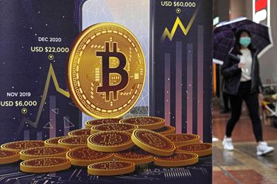 En esta imagen de archivo, un anuncio de Bitcoin en una calle en Hong Kong, el 17 de febrero de 2022. (AP Foto/Kin Cheung, archivo)