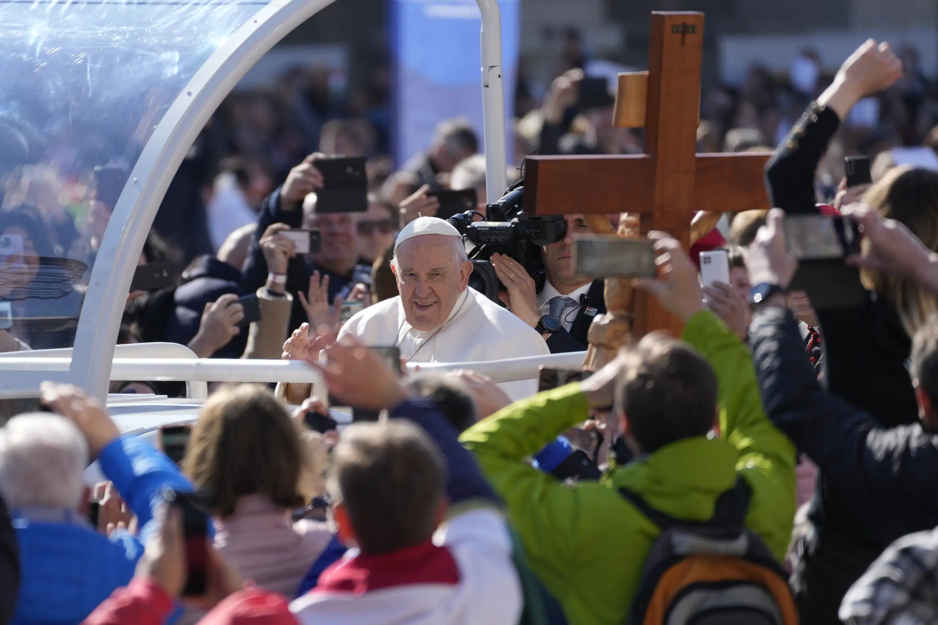 Photo of Papst bei Abschlussmesse in Budapest fordert Ungarn auf, Türen zu öffnen