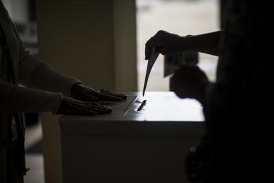 Un gibraltareño vota durante un referéndum sobre la ley del aborto, en Gibraltar, el 24 de junio de 2021. (AP Foto/Javier Fergó)