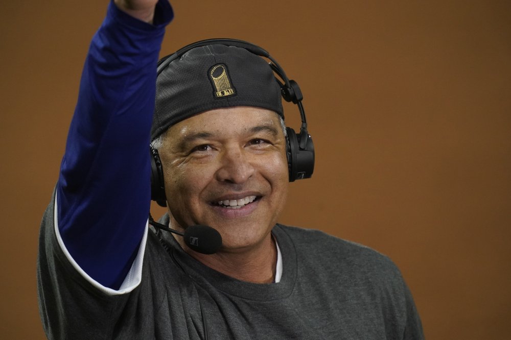 El manager de los Dodgers de Los Ángeles, Dave Roberts, celebra después de derrotar a los Rays de Tampa Bay 3-1 para ganar la Serie Mundial de la MLB.