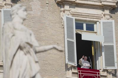 El papa Francisco en su balcón sobre la Plaza de San Pedro en la Ciudad del Vaticano el 6 de feberero del 2022.  (Foto AP/Gregorio Borgia)