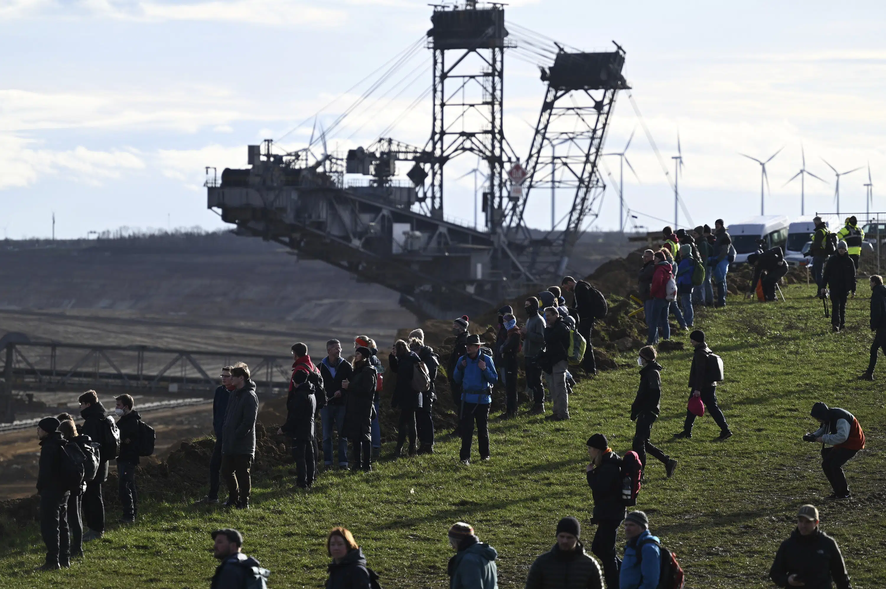 Klimaaktivisten graben, um das Dorf vor der Kohlemine zu schützen