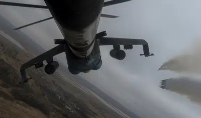 Imagen tomada de un video del lunes 20 de marzo de 2023, de un helicóptero de ataque Mi-24 ucraniano disparando misiles contra posiciones rusas durante una misión de combate en la región de Donetsk, Ucrania. (AP Foto/Evgeniy Maloletka)