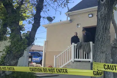 ARCHIVO - Policías revisan el lugar donde se registró un incendio durante la noche, en una propiedad que estaba siendo remodelada para operar como una nueva clínica de abortos en Casper, Wyoming, el miércoles 25 de mayo de 2022. (AP Foto/Mead Gruver, archivo)