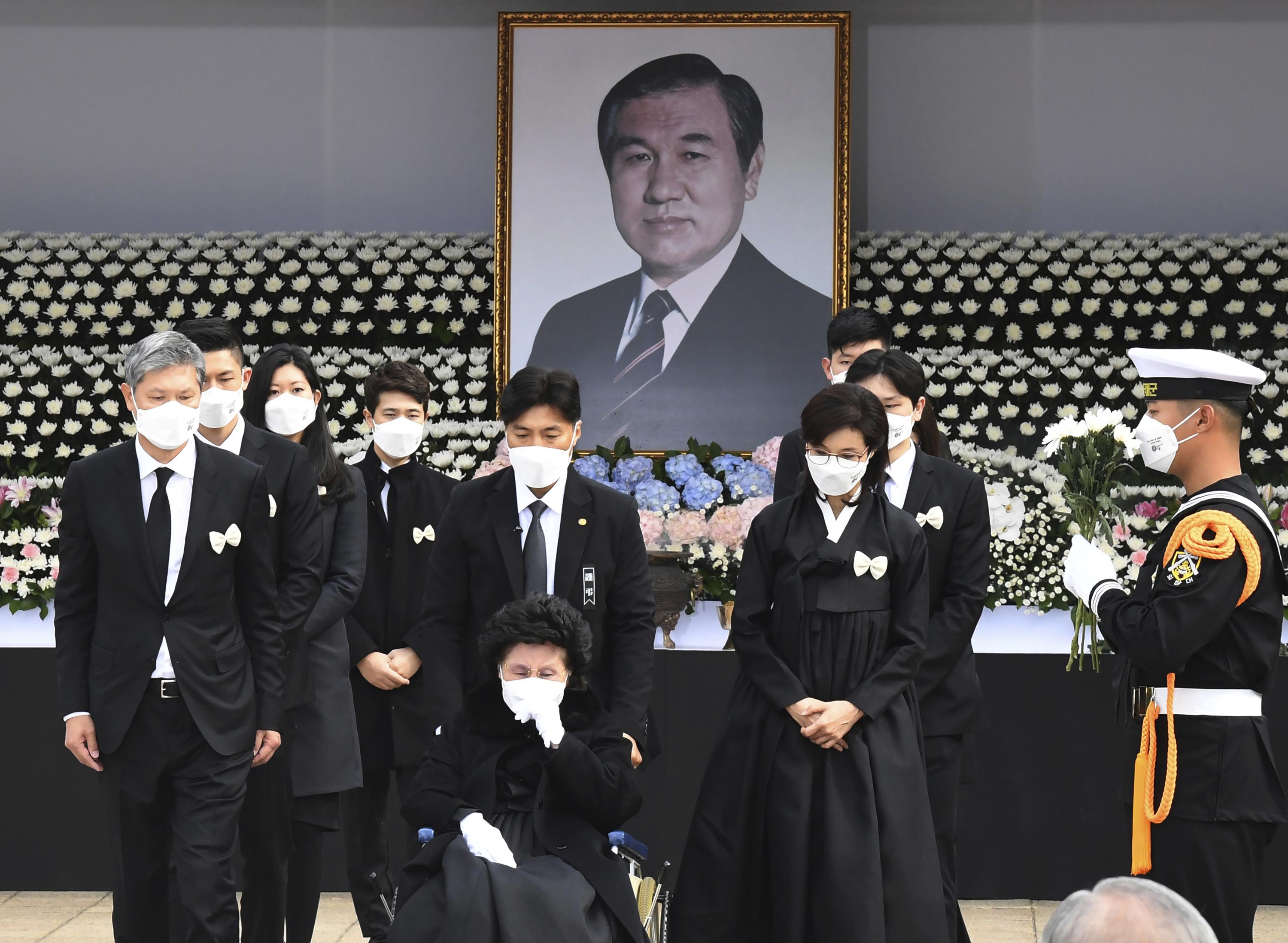 S Koreans Send Off Former President Roh In Small Funeral Ap News