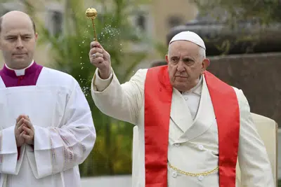 El papa Francisco bendice a los fieles con ramas de olivo y palma antes de la misa del Domingo de Ramos en la Plaza de San Pedro del Vaticano, el domingo 2 de abril de 2023, al día siguiente de ser dado de alta del Hospital Universitario Agostino Gemelli en Roma, donde fue atendido por una bronquitis. (AP Foto/Filippo Monteforte, pool)