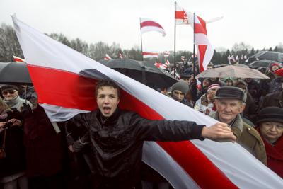 Ramán Pratasevich fotografiado durante una manifestación contra el gobierno bielorruso de Alexander Lukashenko el 25 de marzo del 2012 en Minsk, Bielorrusia. (AP Photo/File)