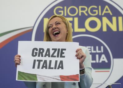 Giorgia Meloni agradece a sus partidarios tras su victoria en las elecciones italianas el 26 de septiembre del 2022 en Roma. Se da por descontado que el presidente de Italia le encomendará la formación de un nuevo gobierno. (AP Photo/Gregorio Borgia)