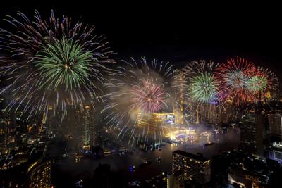 Juegos pirotécnicos estallan sobre el río Chao Phraya durante las celebraciones de Año Nuevo en Bangkok, Tailandia, el sábado 1 de enero de 2022. (AP Foto/Wason Wanichakorn)