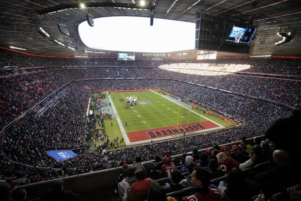 Una vista general dentro del Allianz Arena durante un espectáculo previo al partido de la NFL entre los Tampa Bay Buccaneers y los Seattle Seahawks en Múnich, Alemania, el domingo 13 de noviembre de 2022. (Foto AP/Marcus Schreiber)