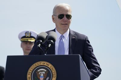 El presidente estadounidense Joe Biden habla en la ceremonia de puesta en servicio del submarino de ataque rápido USS Delaware en el puerto de Wilmington, Delaware, el 2 de abril del 2022.  (AP PFoto/Carolyn Kaster)