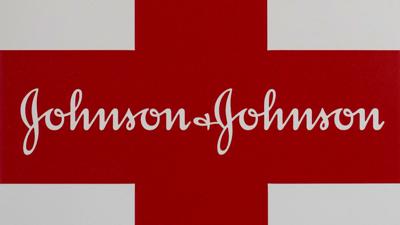 Esta foto del 24 de febrero del 2121 muestra el logo de Johnson & Johnson en el exterior de un 
 botiquín de primeros auxilios en Walpole, Massachusetts.  (AP Foto/Steven Senne)