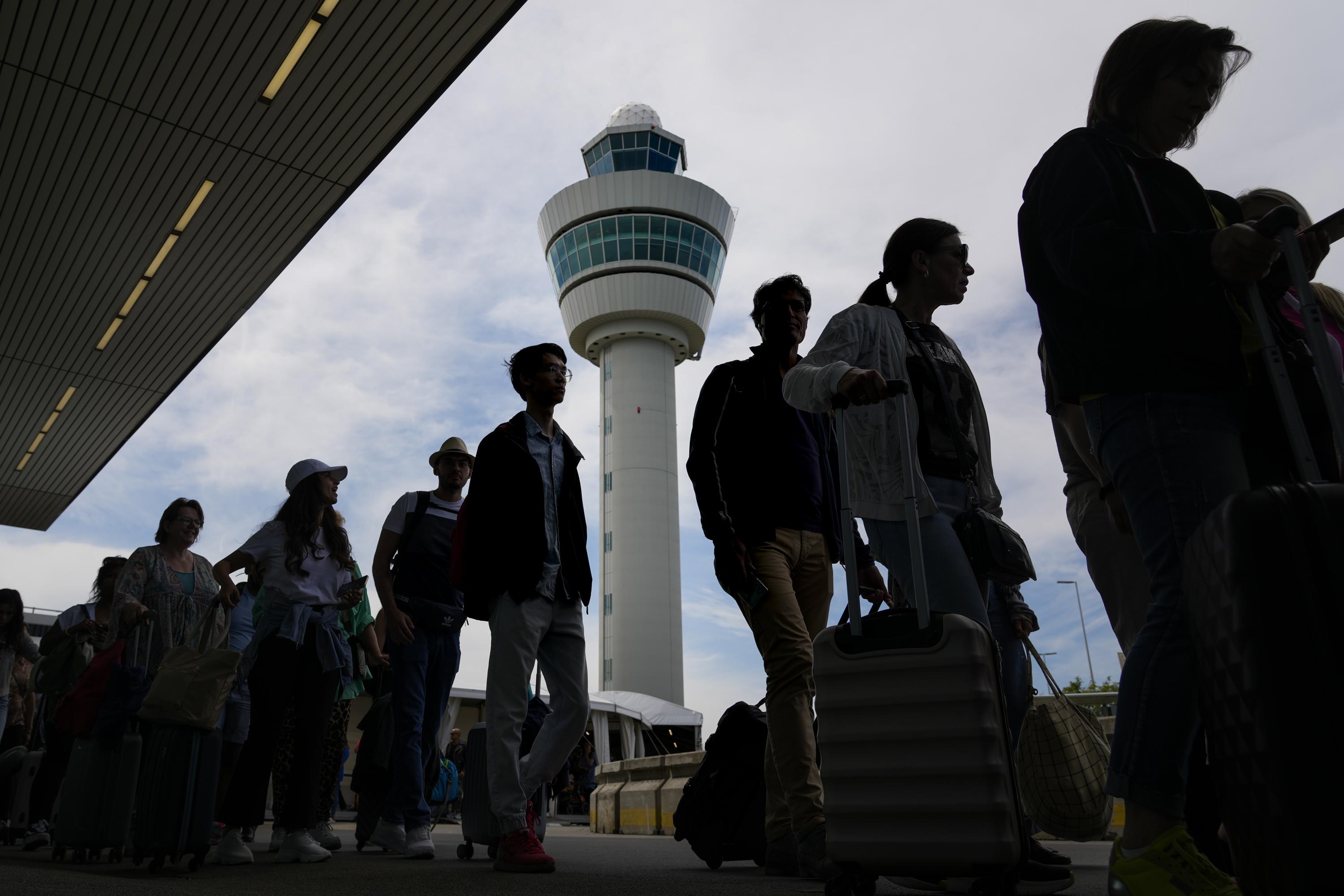 De Nederlandse overheid controleert vluchten op Schiphol