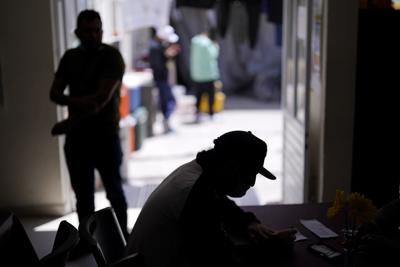 Un hombre de Nicaragua en un albergue de migrantes en Tijuana, México, el 21 de abril del 2022.  (Foto AP/Gregory Bull)