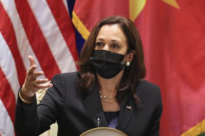 La vicepresidenta de Estados Unidos, Kamala Harris, se reúne con activistas civiles que trabajan en cambio climático y derechos LGTB y de minusválidos, en la residencia del Jefe de Misión de Estados Unidos en Hanói, Vietnam, el jueves 26 de agosto de 2021. (Evelyn Hockstein/Pool foto via AP)