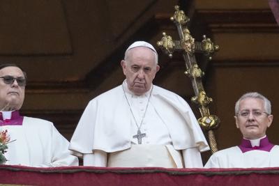 El papa Francisco mira a la multitud tras ofrecer su bendición Urbi et orbi del día de Navidad, en el balcón principal de la Basílica de San Pedro del Vaticano, el sábado 25 de diciembre de 2021. (AP Foto/Gregorio Borgia)