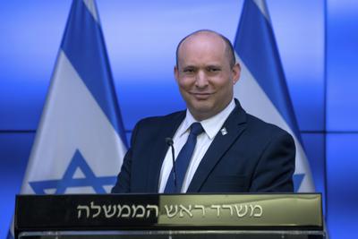El primer ministro de Israel, Naftali Bennett, ofrece una conferencia de prensa en la Oficina de Prensa del Gobierno en Jerusalén, el sábado 6 de noviembre de 2021. (Ohad Zwigenberg/Imagen de Pool via AP)