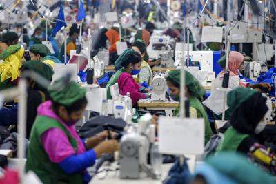 Foto de la fábrica de textiles Snowtex Outerwear Ltd en Savar, Bangladesh, el 9 de agosto de 2021. (Foto AP/Mahmud Hossain Opu)