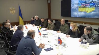 En esta imagen del video proporcionado por la Oficina de Prensa Presidencial de Ucrania, el Presidente de Ucrania Volodymyr Zelenskyy habla durante una reunión con el Primer Ministro de Eslovenia Janez Jansa, el Primer Ministro de la República Checa Petr Fiala, el Primer Ministro de Polonia Mateusz Morawiecki y el Viceprimer Ministro de Polonia Jaroslaw Kaczynski en nombre del Consejo Europeo, en Kiev, Ucrania, el martes 15 de marzo,  2022. (Oficina de Prensa Presidencial de Ucrania vía AP)