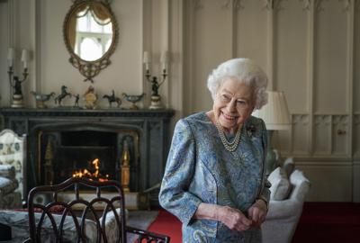 ARCHIVO - La reina Isabel II de Gran Bretaña sonríe mientras recibe al presidente de Suiza, Ignazio Cassis, y a su esposa Paola Cassis durante una audiencia en el Castillo de Windsor en Windsor, Inglaterra, el jueves 28 de abril de 2022. Gran Bretaña se está preparando para una fiesta con tropas montadas, oraciones solemnes y un paquete de corgis mecánicos danzantes. La nación celebrará los 70 años de la reina Isabel II en el trono esta semana con cuatro días de pompa y boato en el centro de Londres. (Dominic Lipinski / Foto de la piscina a través de AP, Archivo)