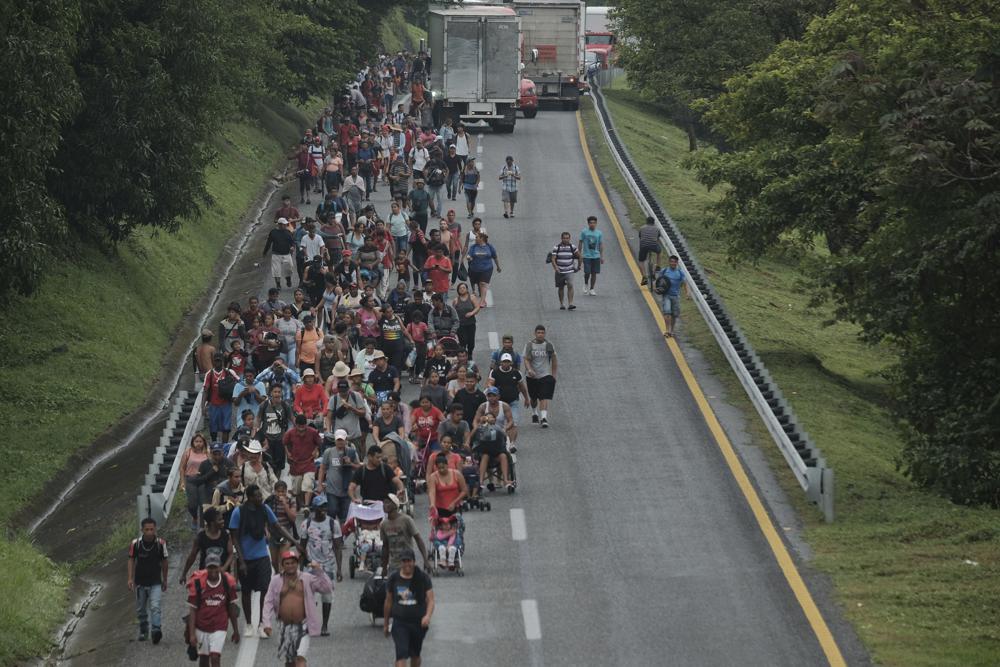 Migranten verlassen Ulapa, Bundesstaat Chiapas, am späten Samstag, 30. Oktober 2021. | Bildquelle: https://t1p.de/uzf6 © AP Photo/Isabel Mateos | Bilder sind in der Regel urheberrechtlich geschützt