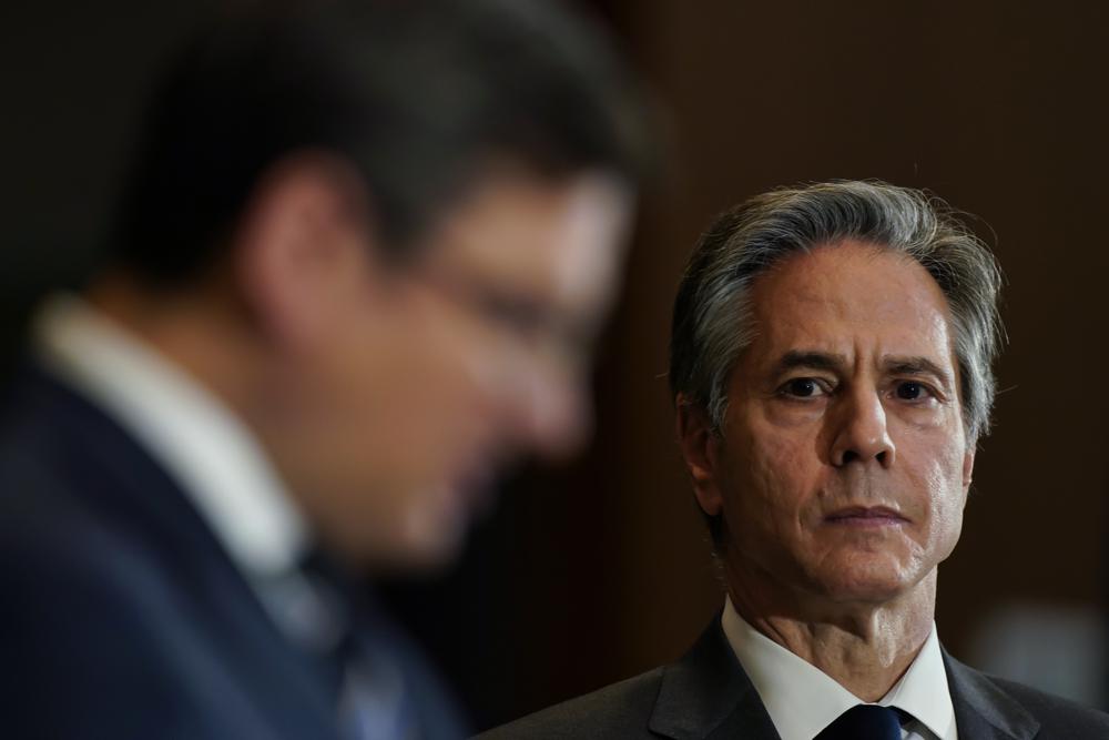 El secretario de Estado de EEUU Antony Blinken (d) con el ministro de exteriores ucraniano Dmytro Kuleb en Washington el 22 de febrero del 2022. (Foto AP/Carolyn Kaster, Pool)