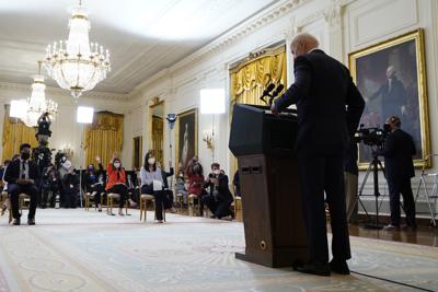 ARCHIVO - El presidente estadounidense Joe Biden habla en conferencia de prensa en la Sala Este de la Casa Blanca, el 25 de marzo de 2021, en Washington. (AP Foto/Evan Vucci, archivo)