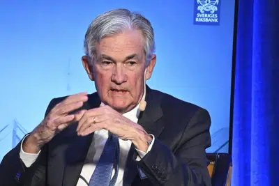 El presidente de la Reserva Federal estadounidense, Jerome Powell, habla en un simposio de bancos centrales en Estocolmo, Suecia, 10 de enero de 2023. Powell ha dado positivo para COVID con "síntomas leves", se informó el miércoles 18 de enero de 2023. (Claudio Bresciani/TT News Agency via AP)