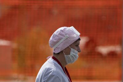 Un trabajador sel sector salud en  Kommunarka, en las afueras de Moscú, el 21 de junio del 2021. (Foto AP/Pavel Golovkin)