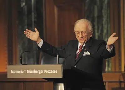 ARCHIVO - El abogado rumano-estadounidense Benjamin Ferencz, exsoldado en la Segunda Guerra Mundial y uno de los fiscales para los juicios de Núremberg contra los nazis, emite unas palabras durante la inauguración de una muestra con motivo de los juicios de Núremberg, en Núremberg, Alemania, el domingo 21 de noviembre de 2010. (Armin Weigel/Foto compartida vía AP, Archivo)
