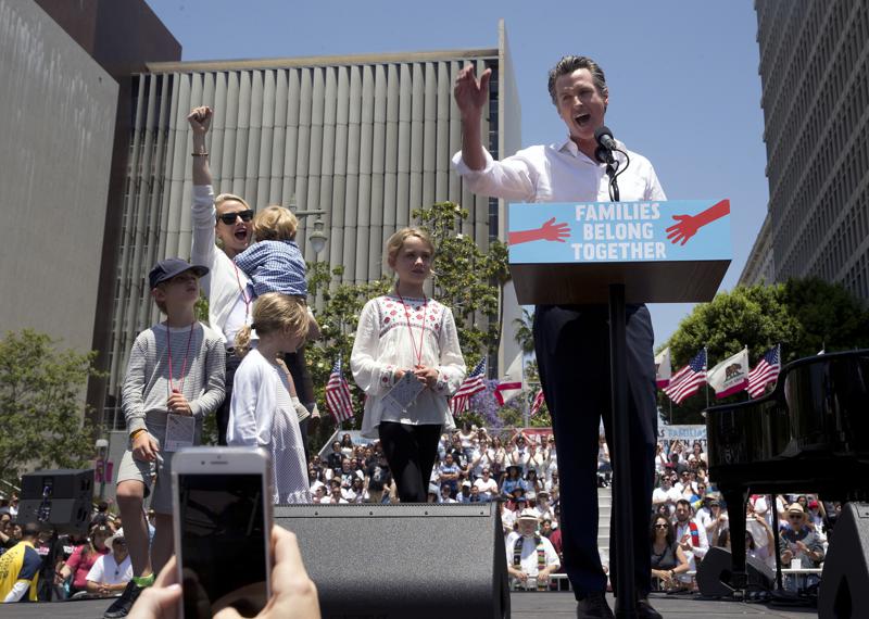 GAVIN NEWSOM Y SU FAMILIA, DE VACACIONES EN MÉXICO (AP)