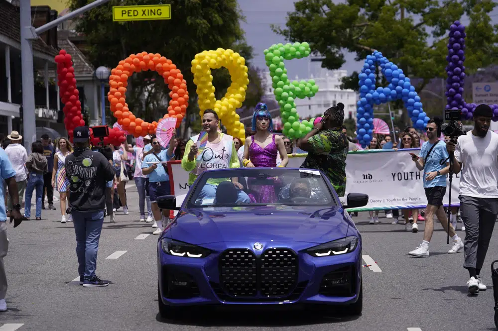 La marca de cosméticos L'Oréal se deletrea con globos de colores en el Desfile del Orgullo Gay de WeHo en West Hollywood, California, el domingo 4 de junio de 2023. Los patrocinadores del Orgullo de toda la vida han sido atacados por los conservadores por su mercadeo amigable con las personas LGBTQ.  (Foto AP/Damián Dovarganes)